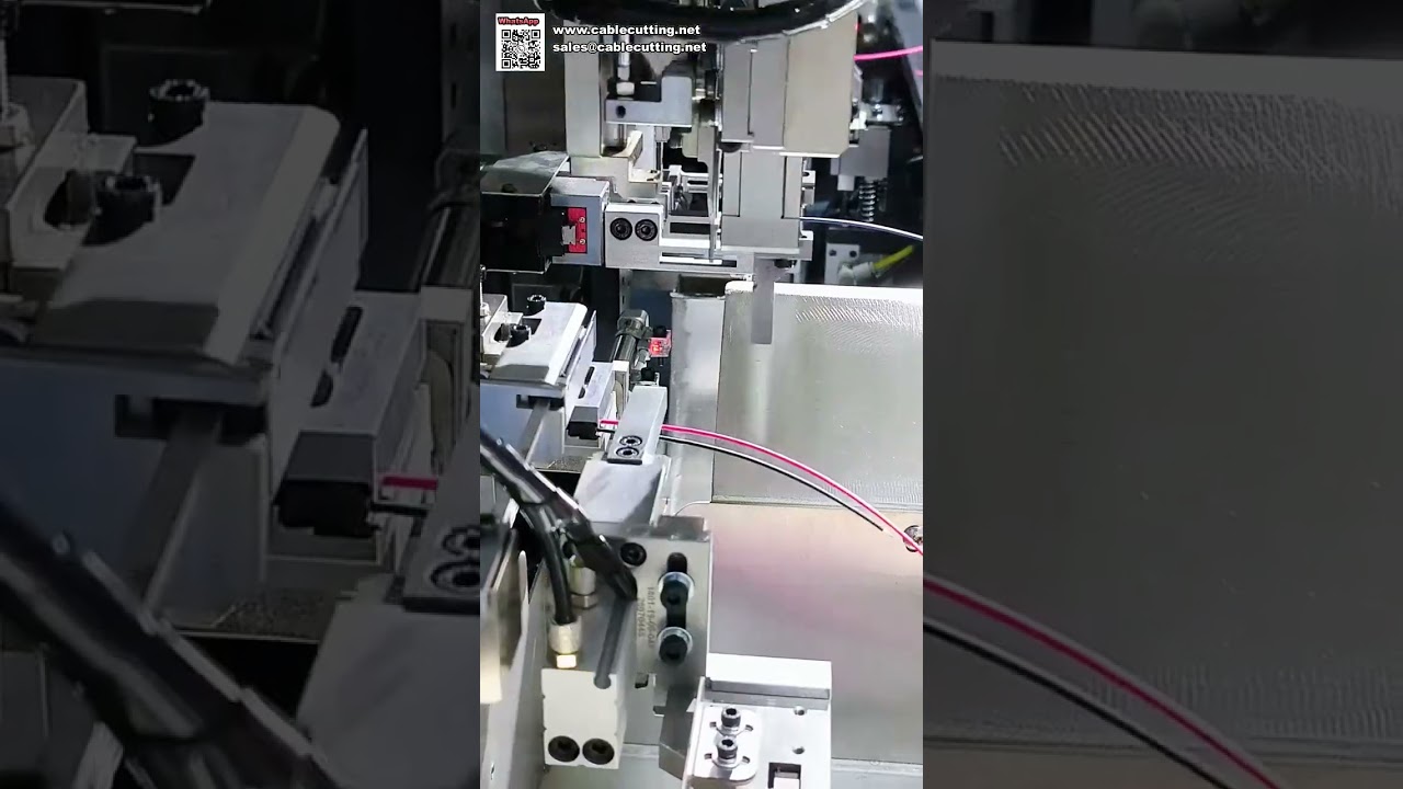 Vollautomatische Maschine zum Einsetzen von Kunststoff-Steckverbindern in Kabelbäume