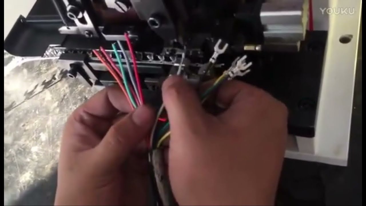Automatische horizontale Crimp- und Abisolierstation für Kabelverarbeitung
