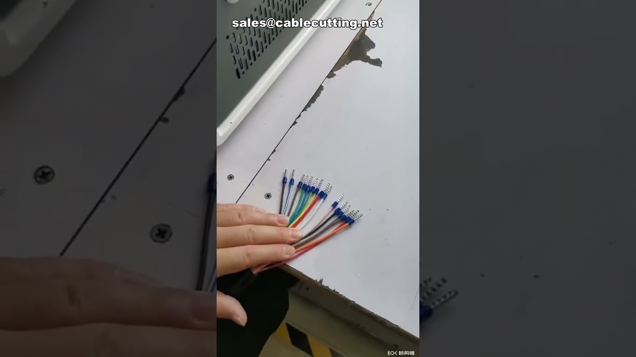 Halbautomatische Crimpmaschine für isolierte Aderendhülsen und Kabelendverbinder