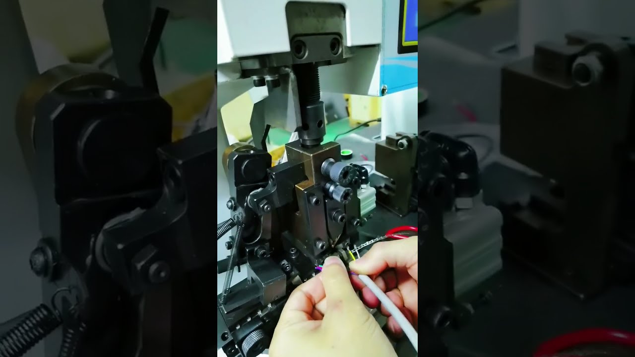 Kontinuierliche Streifen-Anschlussmaschine mit horizontaler Abisolierung und Aderendhülsen-Crimpen